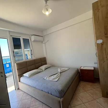 Konukevi Dina House Himarë